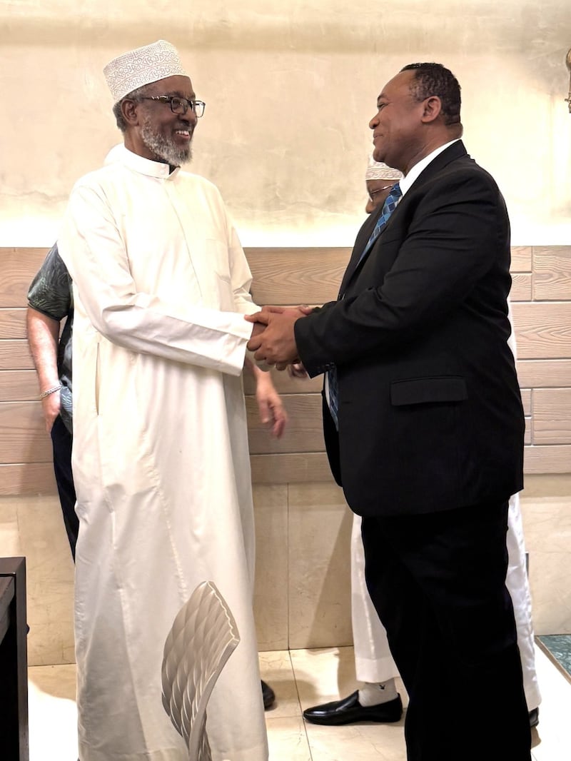El Élder Thierry K. Mutombo saluda a Abdullahi Abdi en Nairobi, Kenia, 27 de junio de 2026, en una cena organizada por NAMLEF.