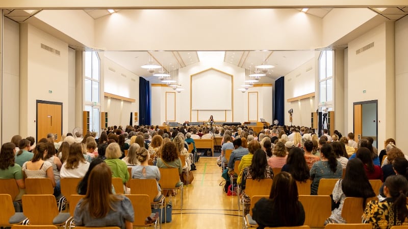 Las mujeres se reúnen para una devoción con la hermana Kristin M. Yee en Offenbach, Alemania, el 29 de agosto de 2026.