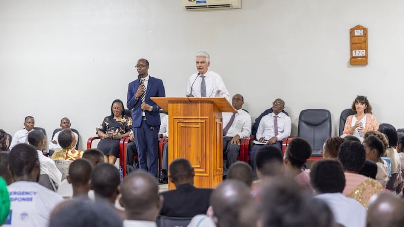 Élder Gérald Caussé habla desde un púlpito a los miembros durante su visita a Bujumbura, Burundi, el 21 de octubre de 2026.