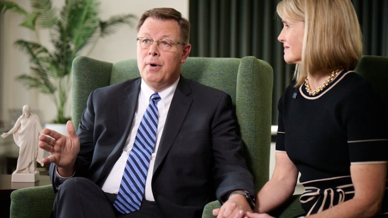 El élder Clark G. Gilbert y su esposa, la hermana Christine Gilbert, hablan sobre su nuevo llamamiento al Cuórum de los Doce Apóstoles desde el Edificio Conmemorativo José Smith en la Manzana del Templo, en Salt Lake City, el jueves 12 de febrero de 2026.