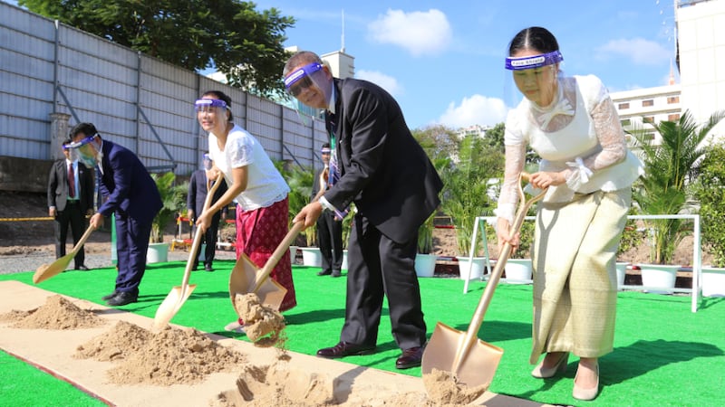 Líderes y miembros de la Iglesia participan en la ceremonia de la palada inicial del Templo de Phnom Penh, Camboya, el 18 de septiembre de 2021.
