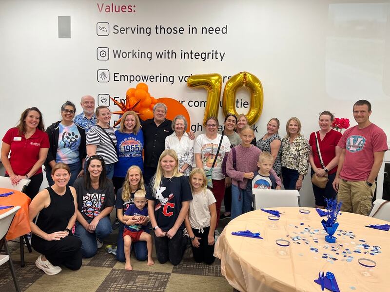 Amigos y familiares de Gwynne Fullmer sonríen para una foto mientras sirven como voluntarios en el Midwest Food Bank en Gilbert, Arizona, el 18 de octubre de 2025, para celebrar el 70º cumpleaños de Fullmer.