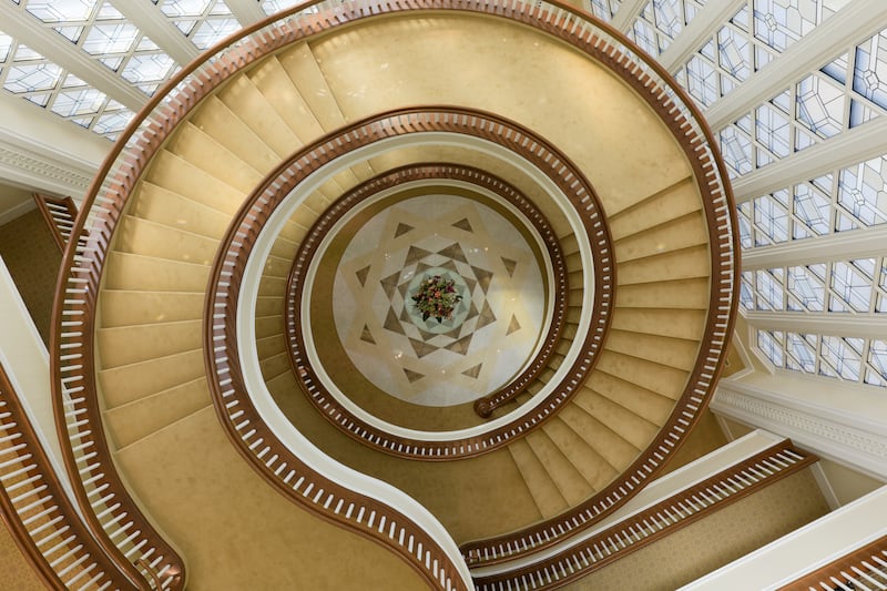 Una escalera dentro del Templo de San Diego, California.