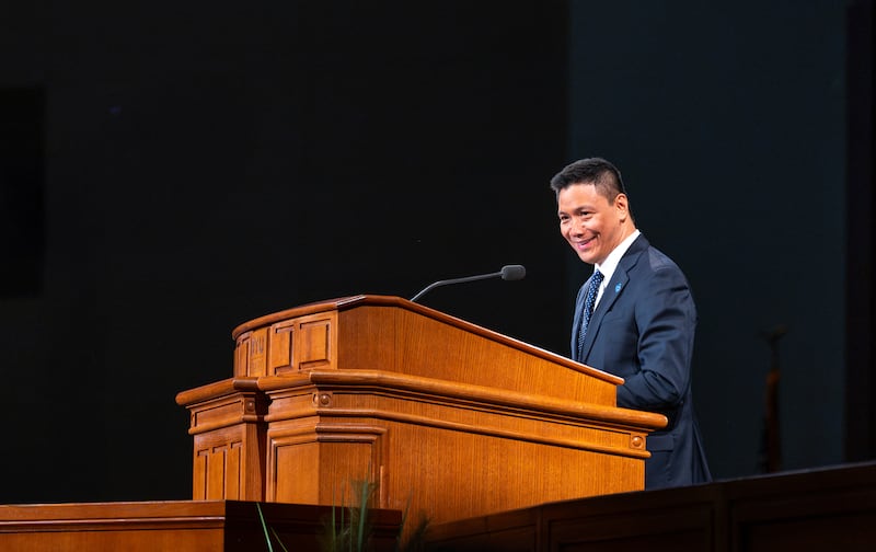 Élder James O. Fantone, Setenta Autoridad General, habla durante una devocional del campus de BYU–Idaho en el I–Center en Rexburg, Idaho, el martes 22 de septiembre de 2026.