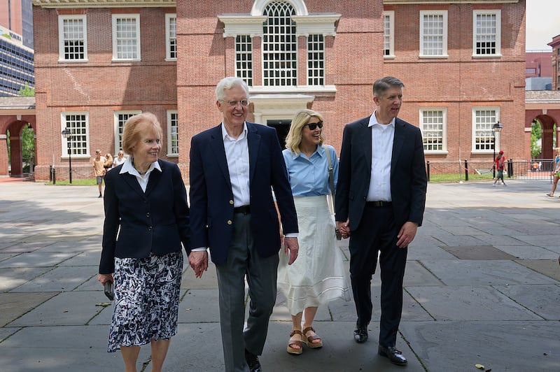 El presidente D. Todd Christofferson, segundo consejero de la Primera Presidencia, y su esposa, la hermana Kathy Christofferson, junto con el élder Matthew S. Holland, Autoridad General Setenta, y su esposa, la hermana Paige Holland, recorren sitios históricos en Filadelfia, Pensilvania.