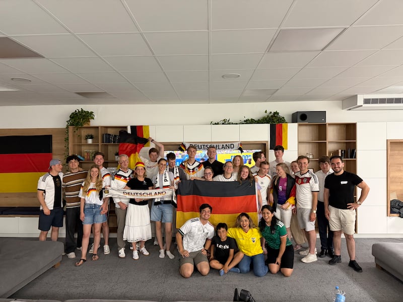 Adultos jóvenes se reúnen en el Instituto de Religión de Fráncfort en Fráncfort, Alemania, para ver a Alemania jugar en la Copa Mundial en junio de 2026.
