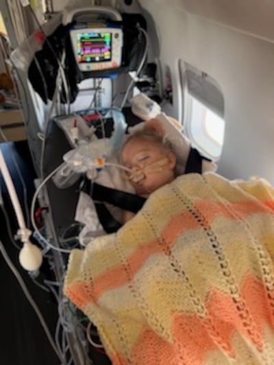 Estelle Santiago, entonces de 3 años, permanece en estado de coma durante un vuelo médico desde Uruguay en enero de 2026.