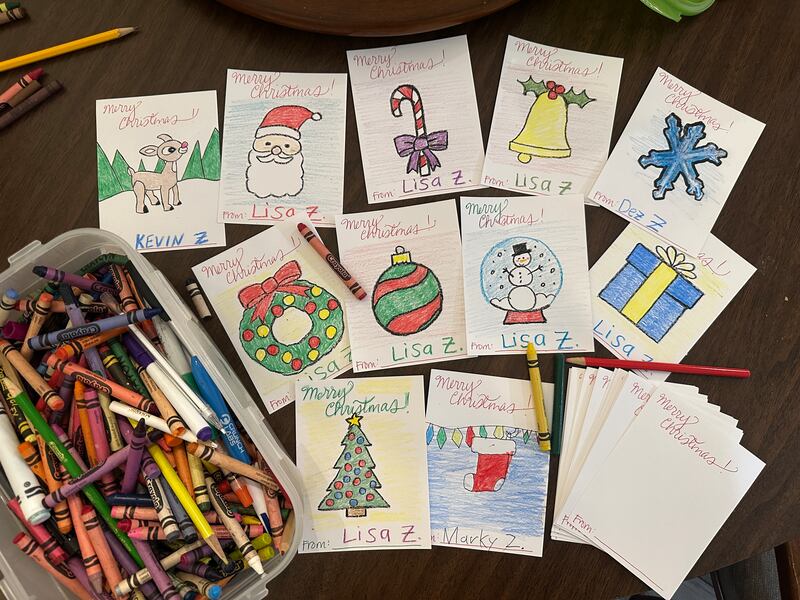 Las imágenes coloreadas por Lisa Zuniga y su familia muestran saludos navideños. Zuniga y su familia salieron a cantar villancicos y repartieron las imágenes en el centro de enfermería y rehabilitación Harker Heights, en Harker Heights, Texas, para celebrar el cumpleaños de Zuniga el 13 de diciembre de 2025.