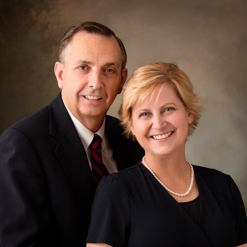 Fred Mullins y Jennifer Mullins, quienes servirán como presidente y directora del Templo de Richmond, Virginia, a partir de septiembre de 2026.
