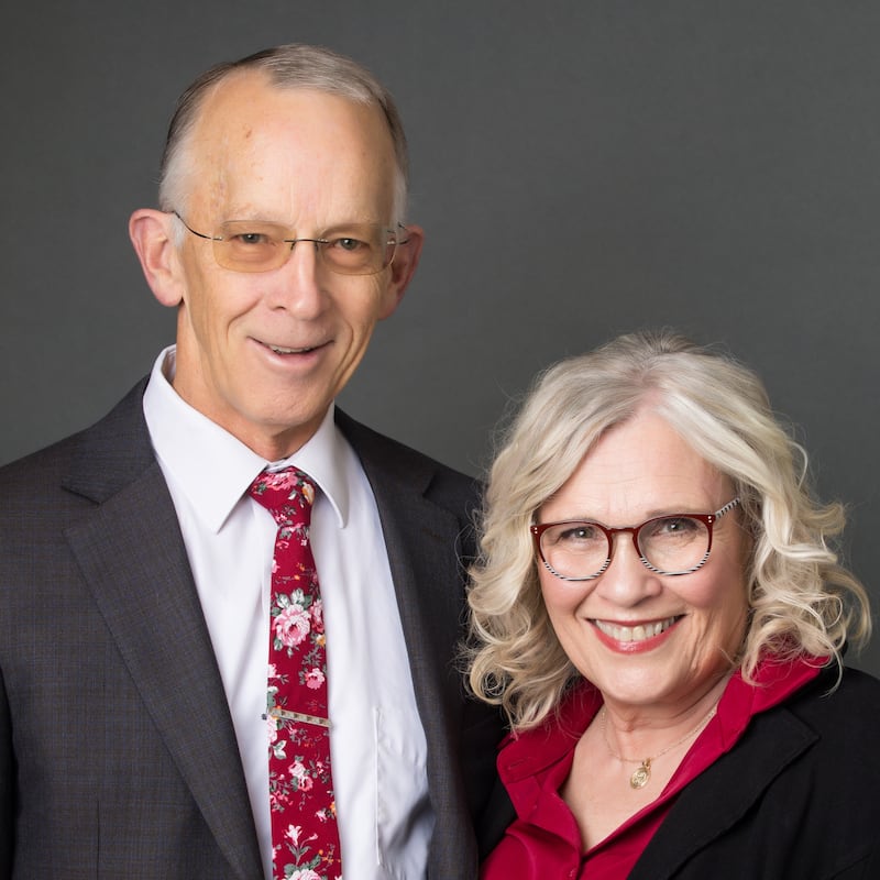 Jeff Burkhardt y Elizabeth Burkhardt, quienes servirán como presidente y directora del Templo de Lubbock, Texas, a partir de julio de 2026.