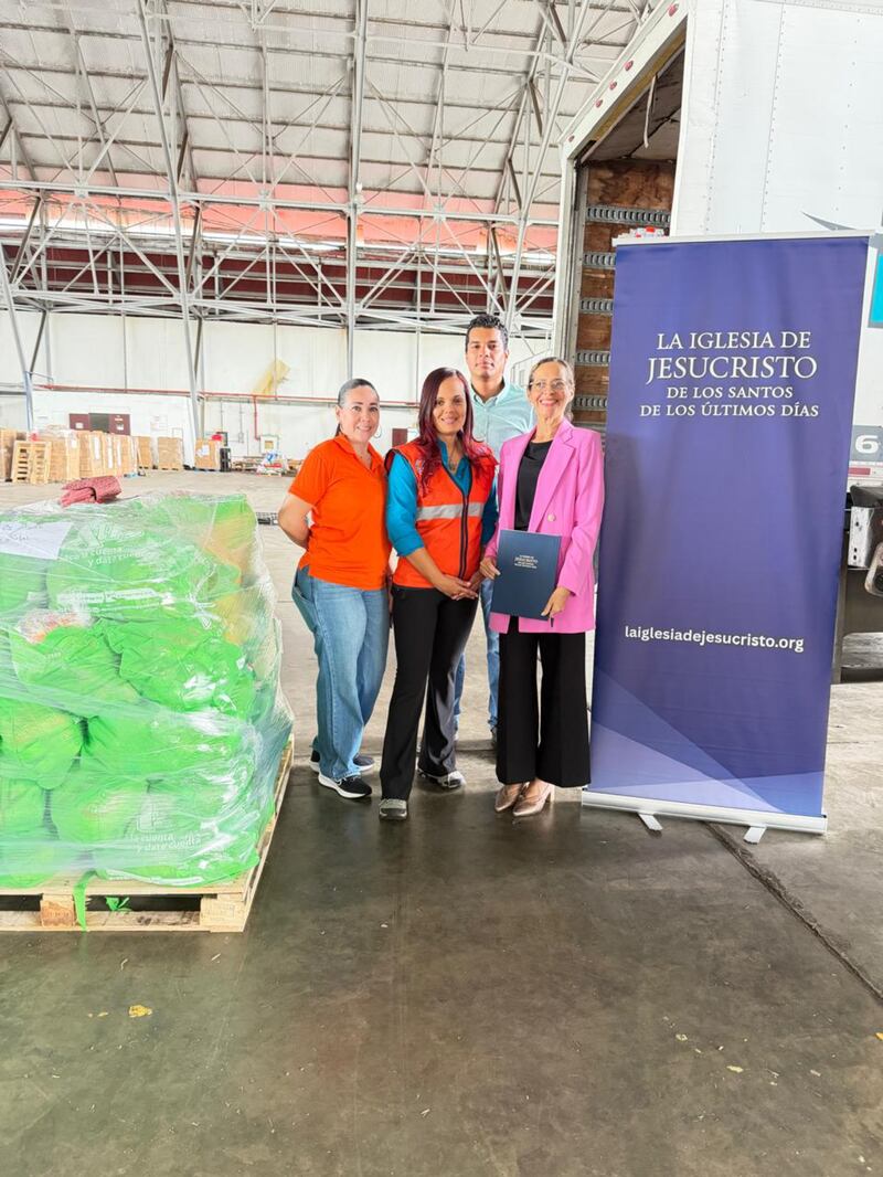 Miembros de La Iglesia de Jesucristo de los Santos de los Últimos Días posan para una foto junto a kits de ayuda de emergencia donados a familias necesitadas en la Ciudad de Panamá, Panamá, el 15 de octubre de 2026, después de que un terremoto sacudiera el país cinco días antes.
