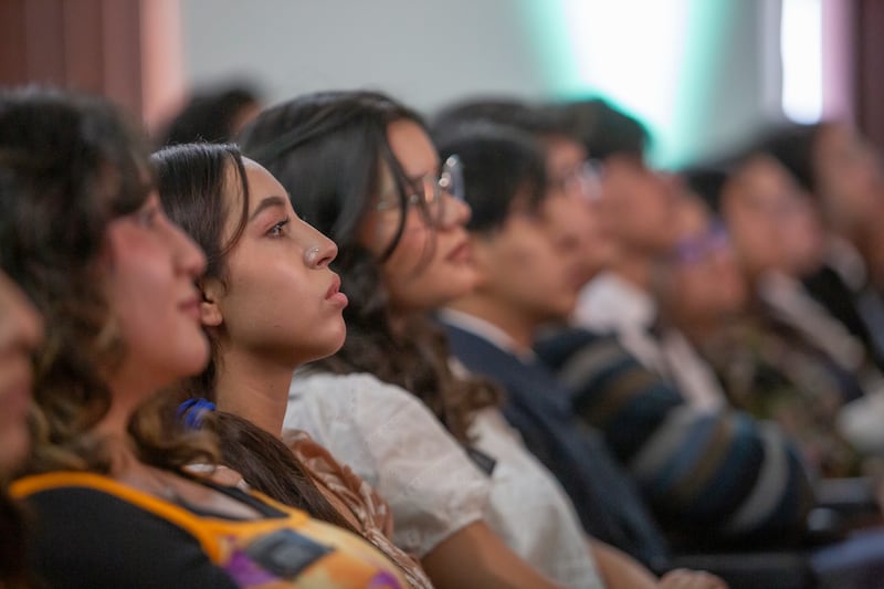 Jóvenes escuchan un mensaje del élder Ulisses Soares del Cuórum de los Doce Apóstoles durante una asamblea devocional en la Ciudad de México, México, el 28 de agosto de 2026.