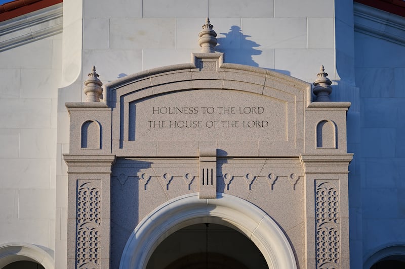 "Santidad al Señor: La casa del Señor" está inscrito sobre la entrada del Templo de Yorba Linda, California.