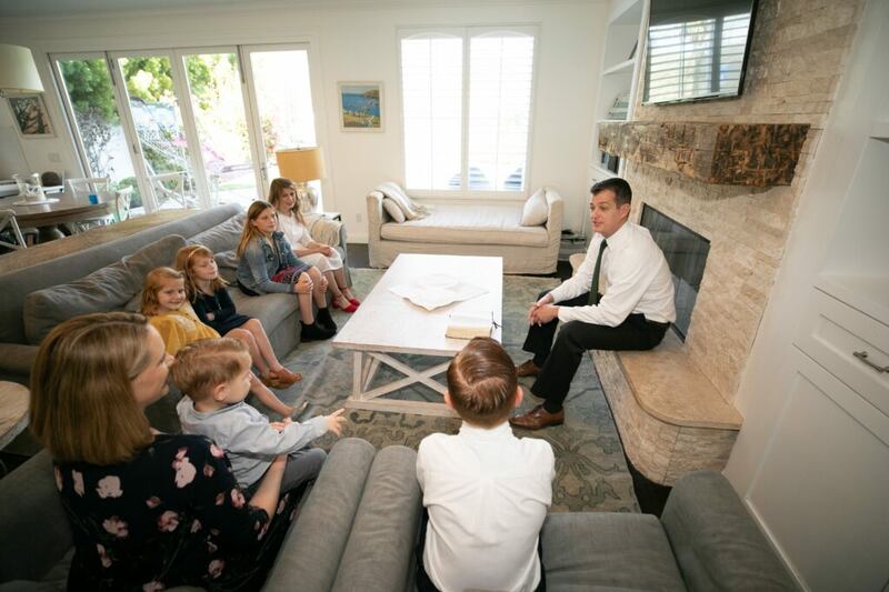 El obispo Darren L. Harline y su esposa, Cherilyn Harline, junto a sus seis hijos, guardan el día de reposo en su hogar en San Clemente, California, el 15 de marzo de 2020, luego de que la Iglesia suspendiera todas las reuniones debido a la pandemia de COVID-19.