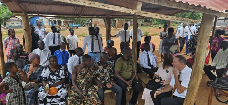 Residentes locales, líderes comunitarios y líderes de la Iglesia se reúnen para celebrar la entrega del pozo el 22 de julio de 2025, en Addokrom, Ghana.