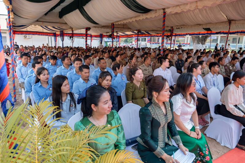 Una gran multitud, que incluye a líderes gubernamentales y de salud y a autoridades de la Iglesia, se reunió para celebrar el nuevo edificio de pacientes ambulatorios en el complejo del Hospital de Referencia Preah Net Preah, en la provincia de Banteay Meanchey, al noroeste de Camboya, el 26 de febrero de 2026.