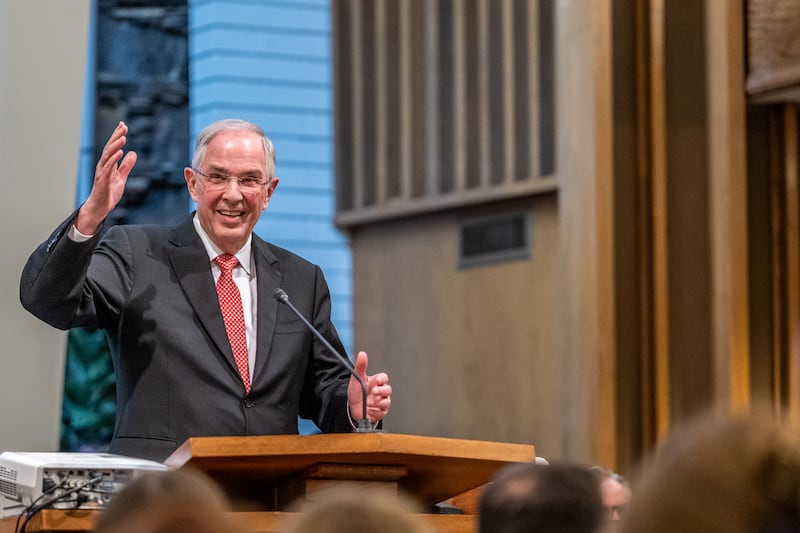 El élder Neil L. Andersen, del Cuórum de los Doce Apóstoles, habla durante un devocional para jóvenes adultos en Placentia, California, el sábado, 16 de mayo de 2026.
