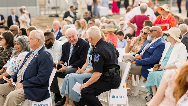 Miembros de La Iglesia de Jesucristo de los Santos de los Últimos Días y otros miembros de la comunidad se reúnen antes de la ceremonia de colocación de la primera piedra del Templo de Tulsa, Oklahoma, el sábado, 22 de agosto de 2026, en Tulsa, Oklahoma.