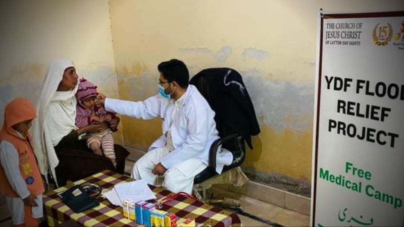 Las instalaciones del campamento médico, financiadas con fondos donados por La Iglesia de Jesucristo de los Santos de los Últimos Días, se proporcionan a las familias afectadas por las inundaciones en el sur de Punjab, Pakistán, desde finales de 2025 hasta principios de 2026, apoyando la recuperación de enfermedades transmitidas por el agua.