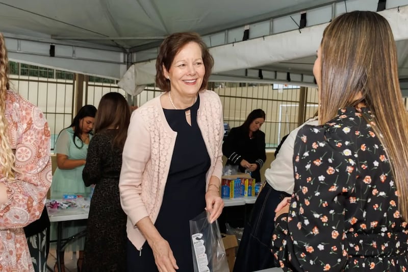 La Presidenta General de la Primaria Susan H. Porter, a la izquierda, habla con mujeres durante una actividad de servicio en Curitiba, Brasil, el sábado, 6 de junio de 2026.