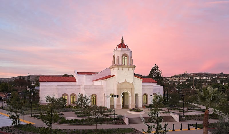 El Templo de Yorba Linda, California, al atardecer.