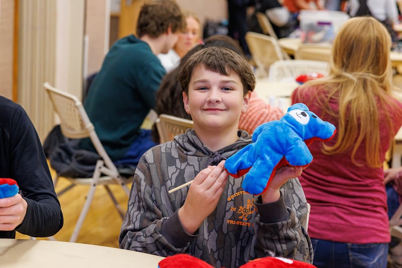 Un estudiante de secundaria sostiene un oso de peluche que armó durante un proyecto de servicio en Meridian, Idaho, el viernes 27 de febrero de 2026.