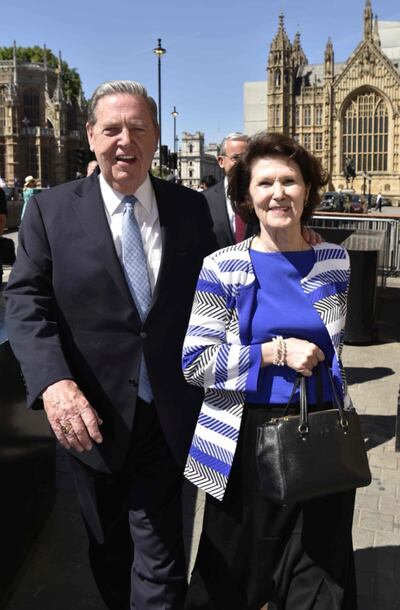 El élder Jeffrey R. Holland y la hermana Patricia Holland llegan al Parlamento, en Londres, Inglaterra, el 2 de julio de 2018.