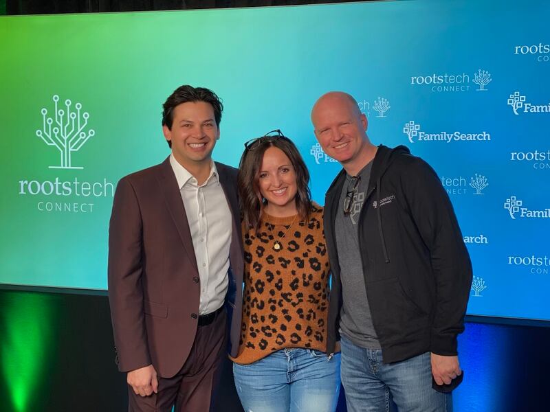 Jen Allen, en el medio, directora de eventos de FamilySearch, y Jonathan H. Wing, a la izquierda, gerente de RootsTech, en RootsTech Connect en febrero de 2021.