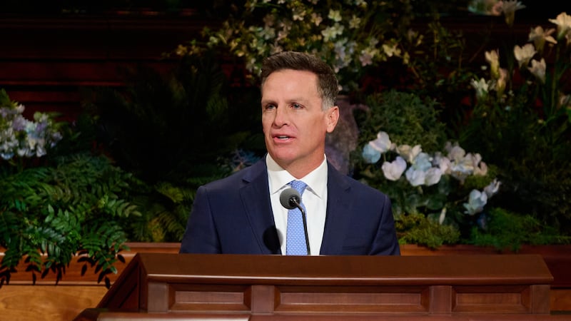 El élder Brian J. Holmes, Setenta Autoridad General, habla durante la sesión del sábado por la tarde de la 196ª Conferencia General Anual de La Iglesia de Jesucristo de los Santos de los Últimos Días en el Centro de Conferencias en Salt Lake City, el 4 de abril de 2026.