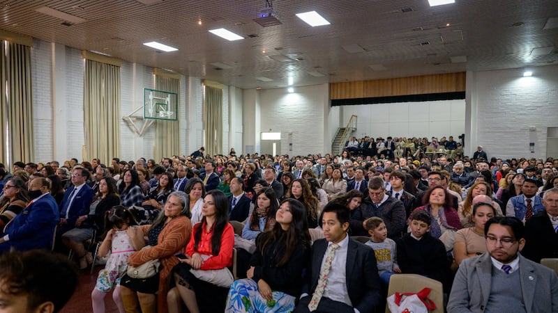Los asistentes escuchan durante la conferencia de la Estaca Colina Chile en Santiago, Chile, el 17 de mayo de 2026