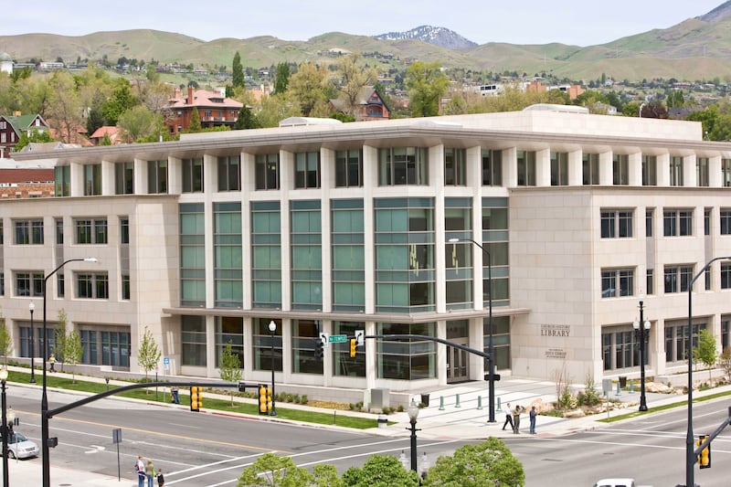 Vista exterior de la Biblioteca de Historia de la Iglesia en el centro de Salt Lake City, Utah, en 2023.