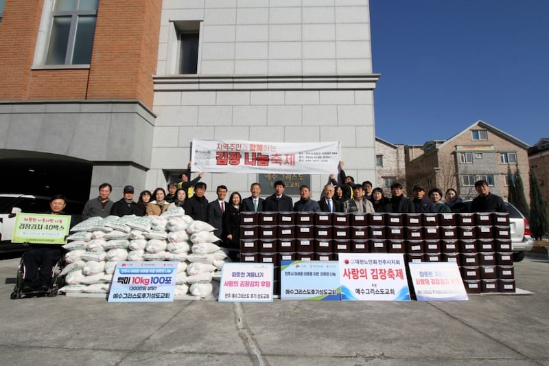 Miembros del Departamento de Asuntos Humanitarios de la ciudad de Jeonju y líderes de diversas organizaciones benéficas posan para una foto en Jeonju, Corea del Sur, el 6 de diciembre de 2025.