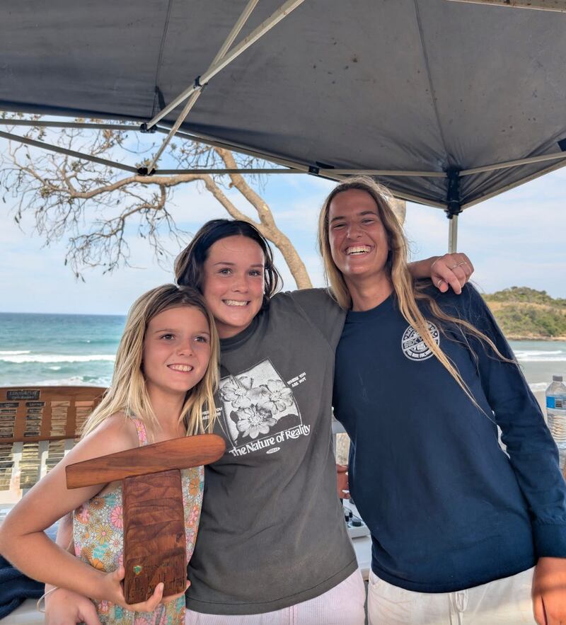 Ganadoras de la división abierta de mujeres del Coffs Soul Surfest 2025 sonríen con un trofeo en Coffs Harbour, Australia, septiembre 2025.