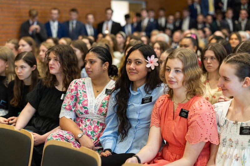 Las hermanas misioneras de La Iglesia de Jesucristo de los Santos de los Últimos Días esperan la llegada del élder Gérald Caussé, del Cuórum de los Doce Apóstoles, y de su esposa, Valérie, en el centro de estaca de París, Francia, en Versalles, el viernes 27 de febrero de 2026.