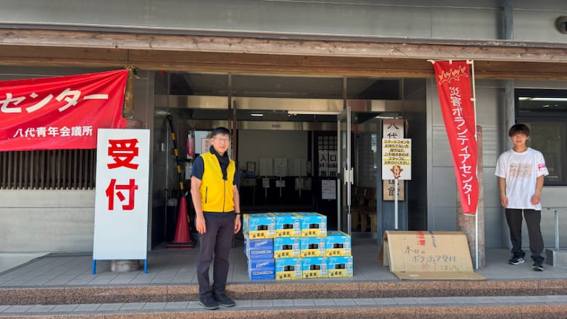 Miembros de la Iglesia entregan suministros de ayuda al Centro de Voluntarios de Yatsushiro después del terremoto del 28 de julio de 2026 en Kumamoto, Japón.