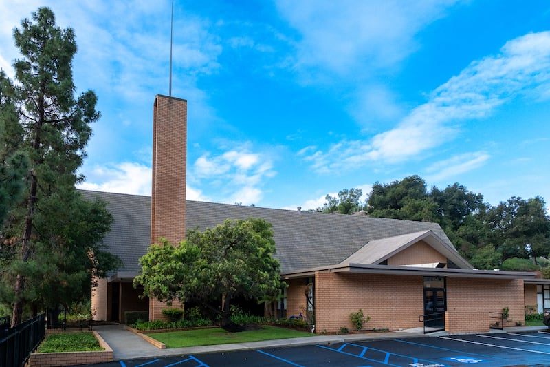 Una casa de reuniones de la Iglesia de Jesucristo de los Santos de los Últimos Días en Pacific Palisades, California, se muestra el día de su rededicación. La casa de reuniones fue renovada y posteriormente rededicada el domingo 12 de abril de 2026, después de los incendios forestales de California de enero de 2025.