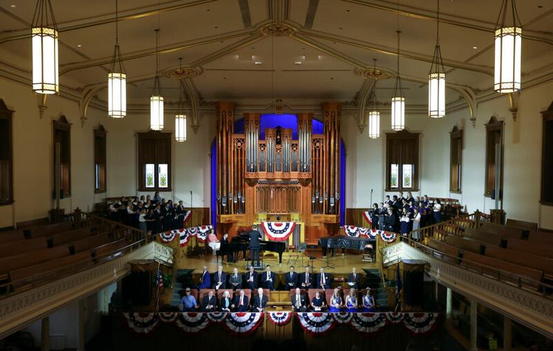 El Coro Combinado de Institutos del Valle de Salt Lake canta durante el Sunrise Service, parte del evento de Days of ’47, en el Salón de Asambleas de la Manzana del Templo en Salt Lake City, el viernes, 23 de julio de 2021.