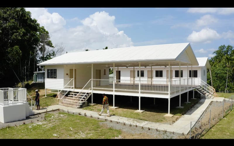 Una sala de reuniones simplificada en Papúa Nueva Guinea equipada con paneles solares e internet satelital permite que las congregaciones se reúnan, estudien y participen en los programas de la Iglesia en áreas remotas.