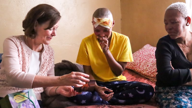 La Presidenta Susan H. Porter visita a Mapule Takane y su madre cerca de Maseru, Lesoto, el jueves, 4 de septiembre de 2025.