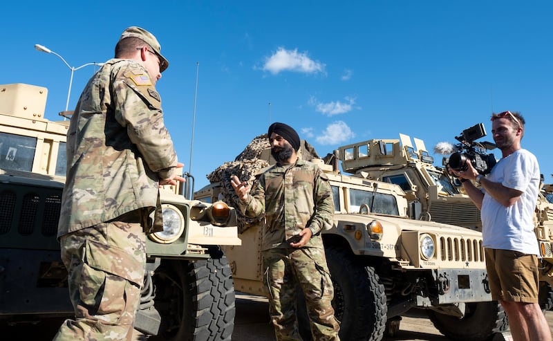 El teniente coronel del Ejército de los EE. UU. Simratpal "Simmer" Singh habla con un compañero soldado durante la filmación de un episodio de "Voices for Faith".