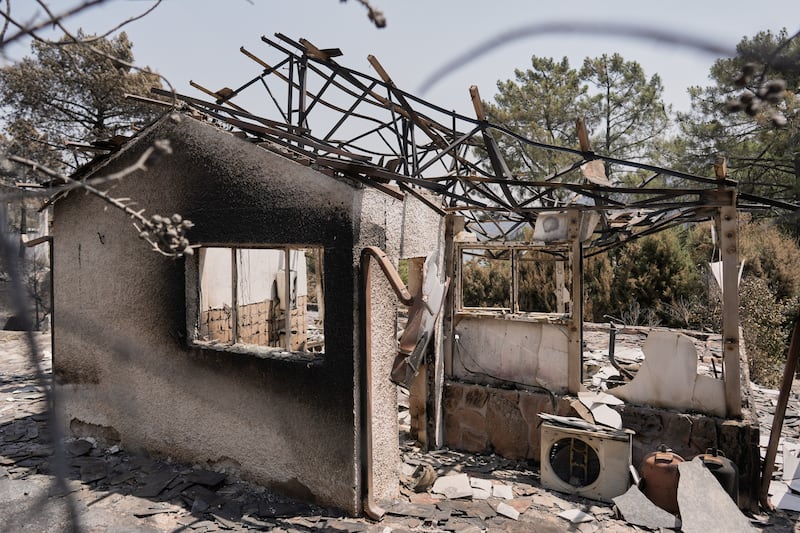 Una casa destruida por un incendio forestal es fotografiada cerca de Calas del Burguillo, provincia de Ávila, España, miércoles 29 de julio de 2026.