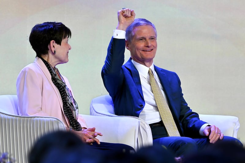 El élder David A. Bednar, del Cuórum de los Doce Apóstoles, saluda a una asistente mientras la hermana Susan Bednar observa antes de ofrecer el discurso principal de clausura de la Conferencia de Mujeres de BYU en el Marriott Center, en Provo, Utah, el viernes 1 de mayo de 2026.