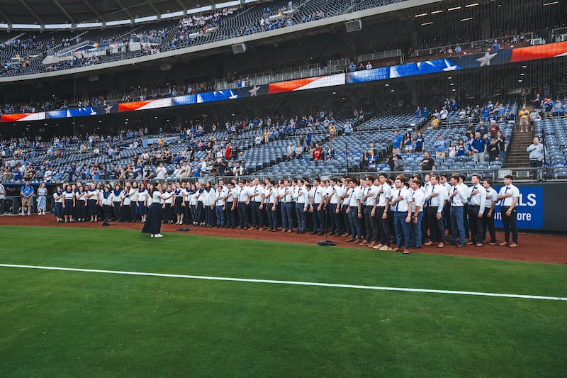 150 misioneros de la Misión Misuri Independencia cantan el himno nacional de los Estados Unidos en el Estadio Kauffman en Kansas City, Misuri, el jueves 9 de abril de 2026.