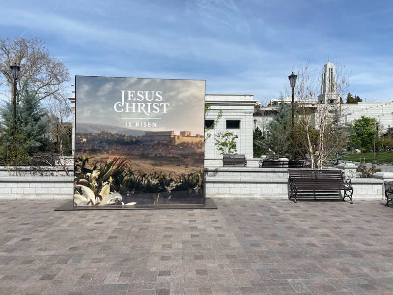 Un mensaje de Pascua se muestra al norte del Tabernáculo en la Manzana del Templo en Salt Lake City el viernes 27 de marzo de 2026.