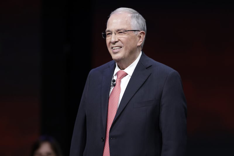 El élder Neil L. Andersen, del Cuórum de los Doce Apóstoles, habla durante el devocional semanal del campus en BYU en el Marriott Center en Provo, Utah, el martes, 7 de diciembre de 2021.