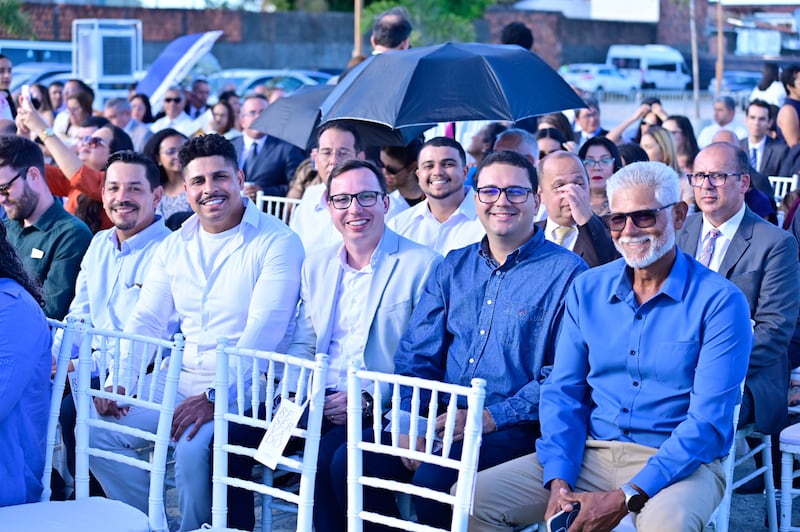 Un grupo de invitados sonríe durante la ceremonia de colocación de la primera piedra del Templo de Maceió Brasil en Maceió, Brasil.
