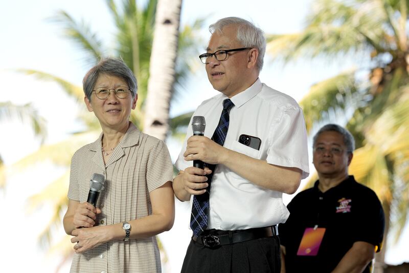 El élder Chi Hong (Sam) Wong, Setenta Autoridad General y primer consejero de la presidencia del Área Filipinas, se dirige a los asistentes al concierto en el Festival 2025: Un Concierto para los Jóvenes en la ciudad de Dávao, Filipinas, el 2 de agosto de 2025.