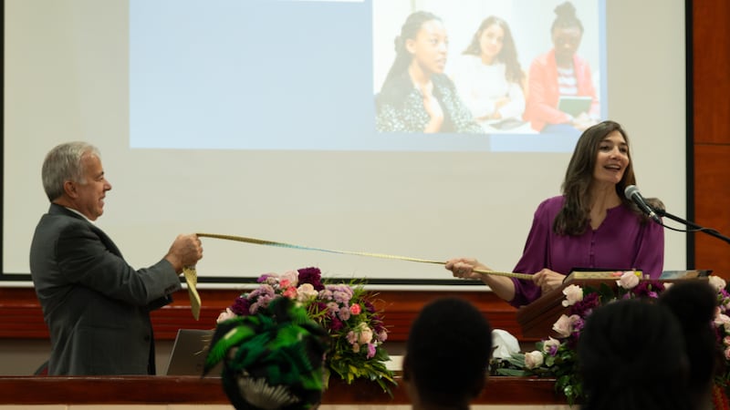 La hermana Andrea Muñoz Spannaus y el hermano Alin Spannaus demuestran la naturaleza participativa del nuevo programa de jóvenes en Antananarivo, Madagascar, 29 de agosto de 2026.
