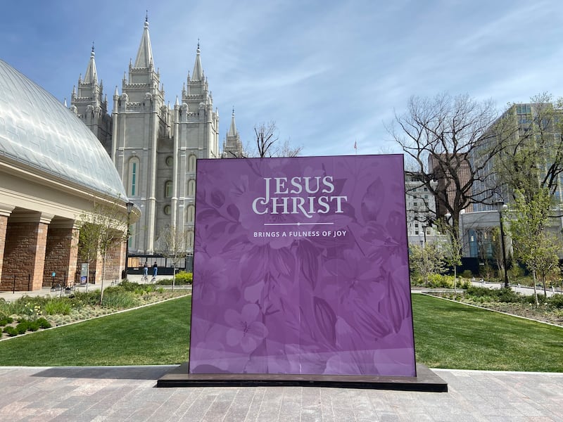Una exhibición de Pascua declara que "Jesucristo trae una plenitud de gozo" al sur del Tabernáculo en la Manzana del Templo en Salt Lake City, el viernes 27 de marzo de 2026.