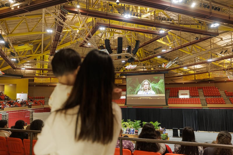 Un estudiante observa a Monica Mortenson Kauwe mientras habla durante un devocional en BYU–Hawaii el 9 de septiembre de 2025, en Laie, Hawái.